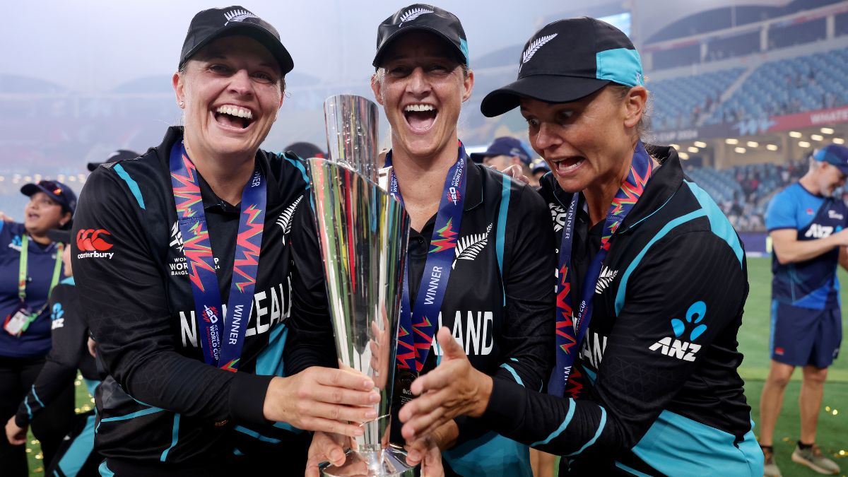 Lea Thahuhu, Sophie Devine and Suzie Bates