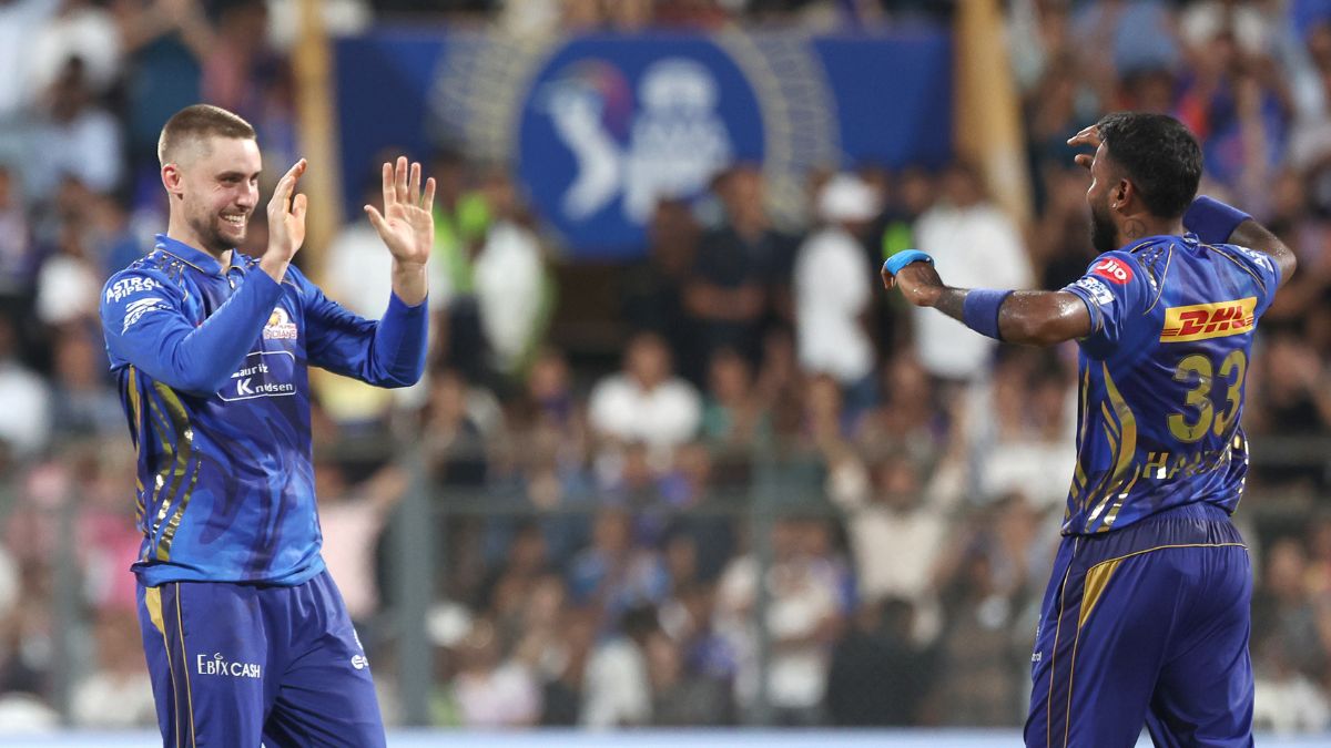 Will Jacks celebrates a wicket with Hardik Pandya