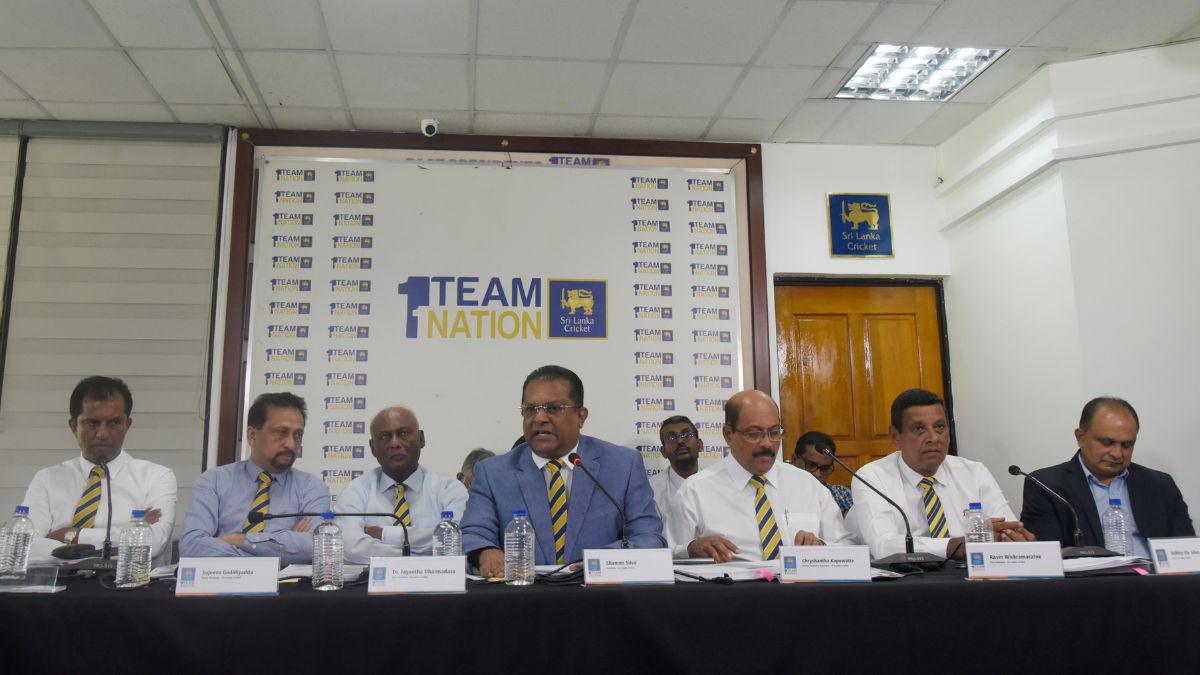 Shammi Silva (at the centre) during an SLC meeting
