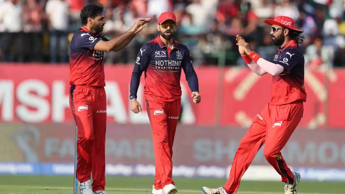 Bhuvneshwar Kumar, Virat Kohli, Krunal Pandya (Source: IPLT20.com)
