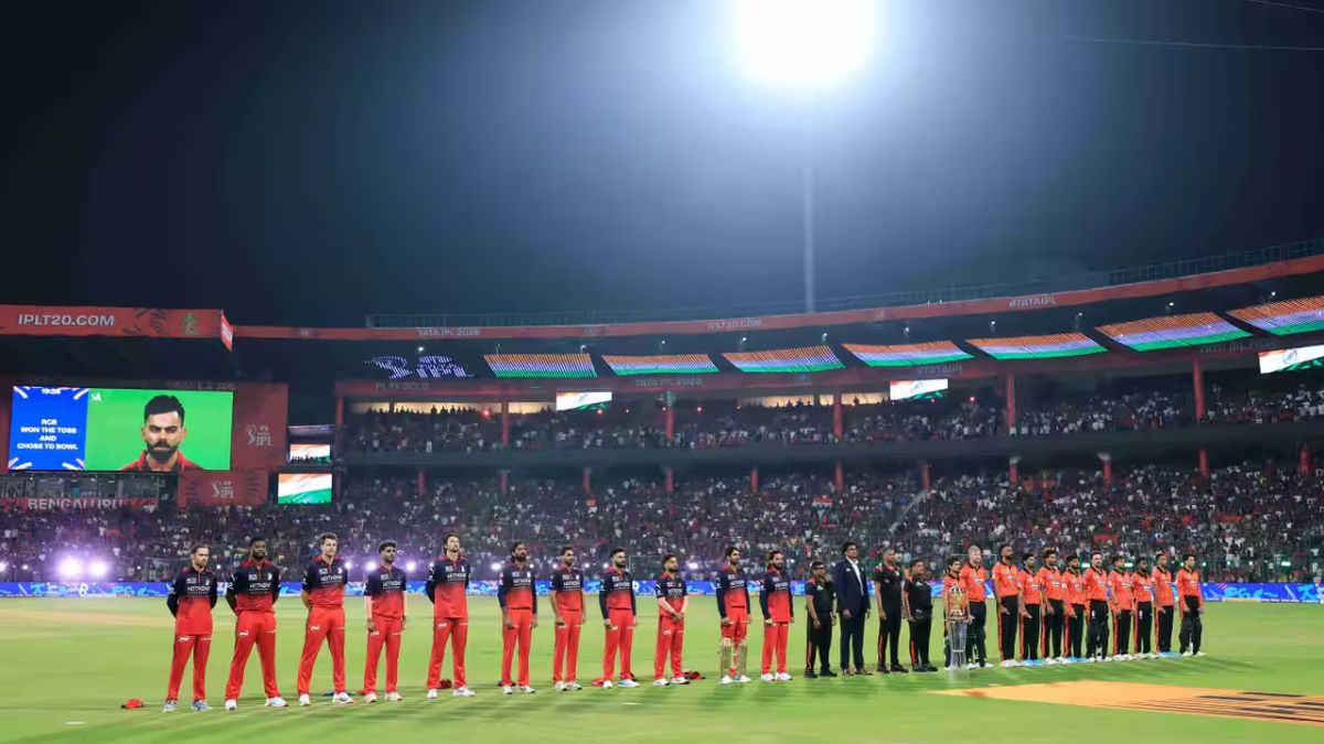RCB and SRH players at M. Chinnaswamy Stadium (Source: IPLT20.com)