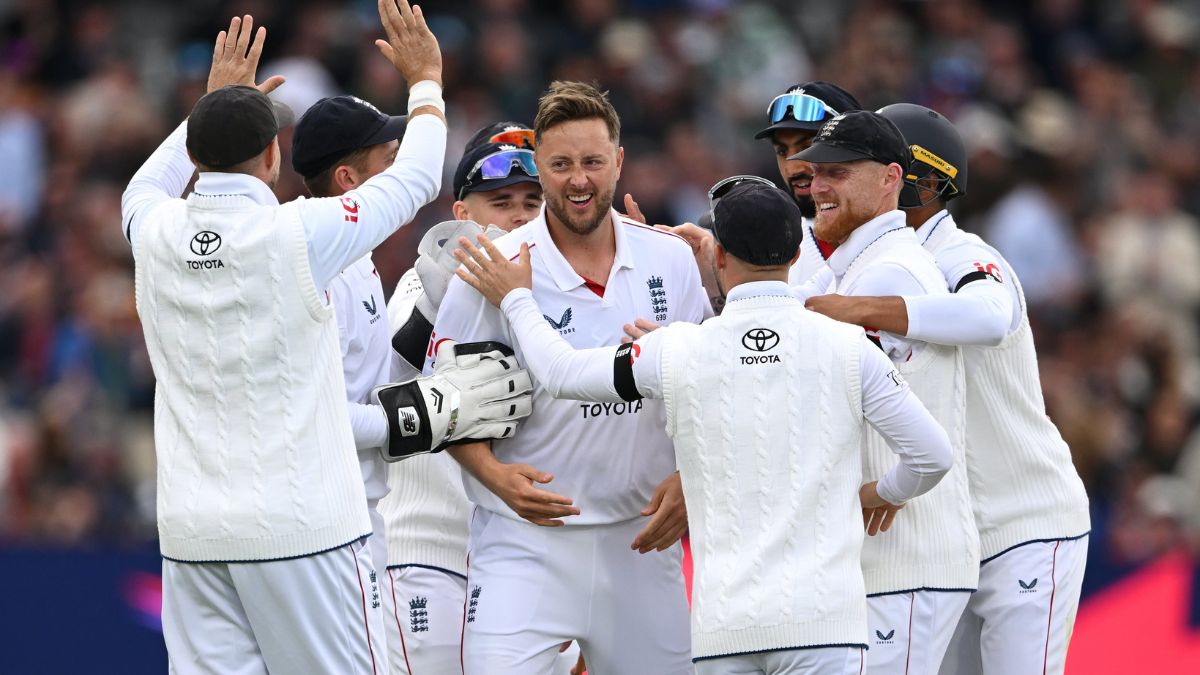 Ollie Robinson celebrates with his teammates (Source: X/@englandcricket)