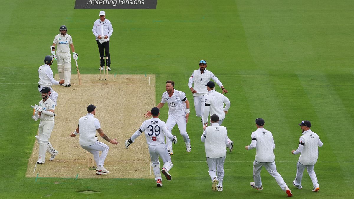 Ollie Robinson celebrates with his teammates after Kane Williamson's wicket