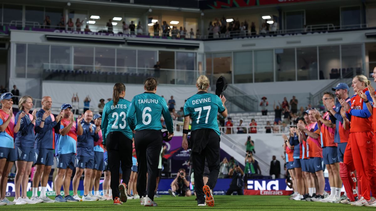 Bates, Devine and Tahuhu receive guard of honour