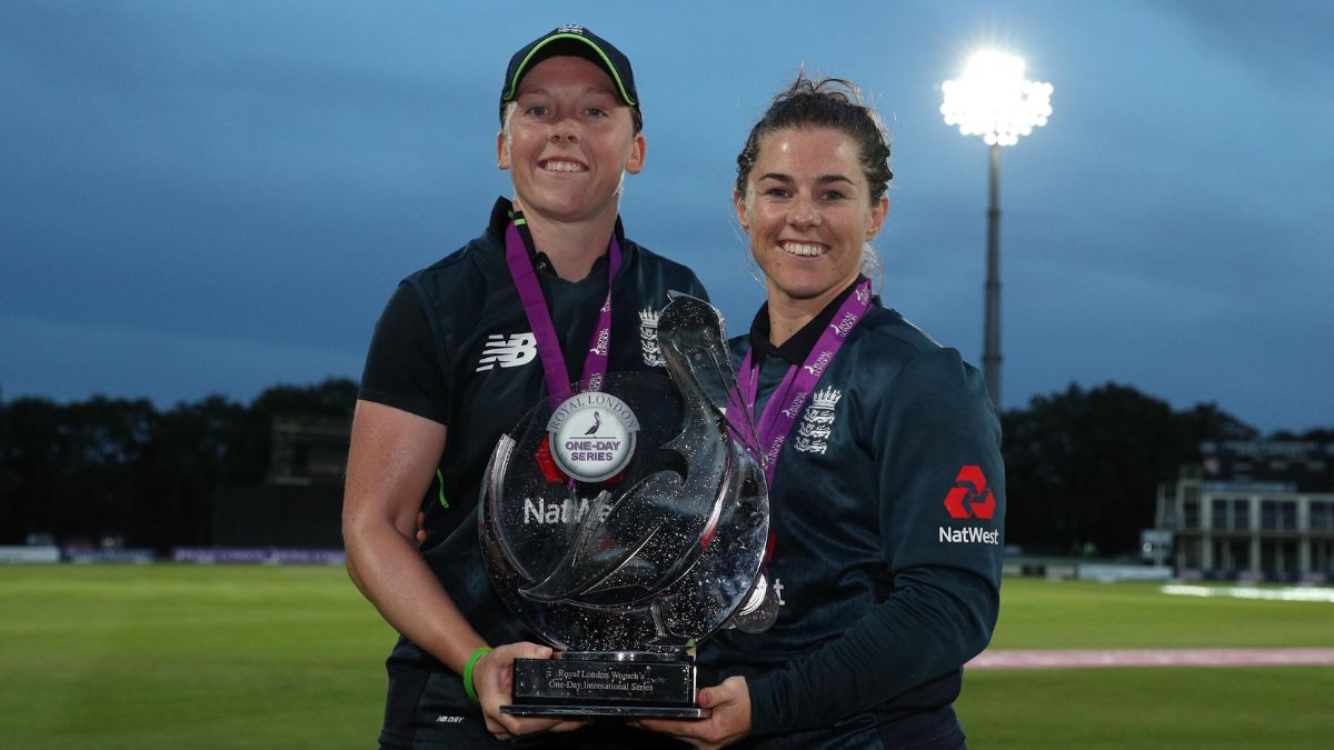 Heather Knight announces international retirement
