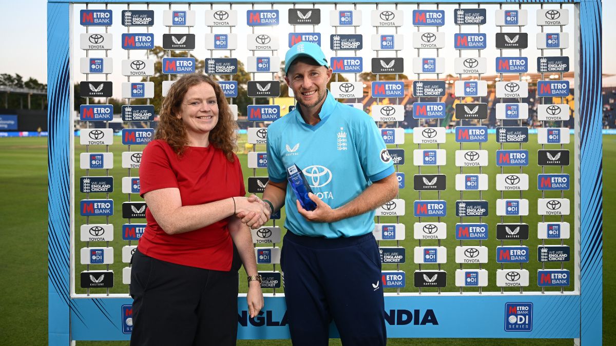 Joe Root receives the Player of the Match award (Source: Getty Images)