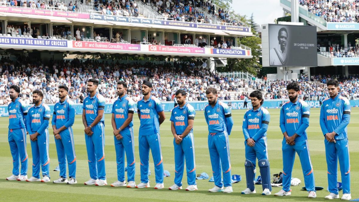 Indian team observes a minute of silence for Sir Garfield Sobers (Source: X/@BCCI)