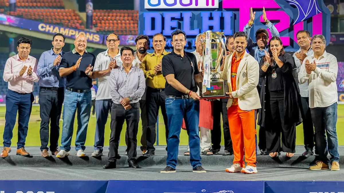 DDCA President Rohan Jaitley presents trophy to West Delhi Lions' captain Nitish Rana (Source: Instagram/@delhipremierleaguet20)
