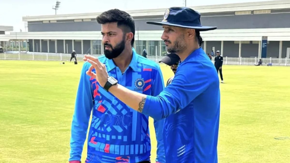 Saransh Jain with Harbhajan Singh