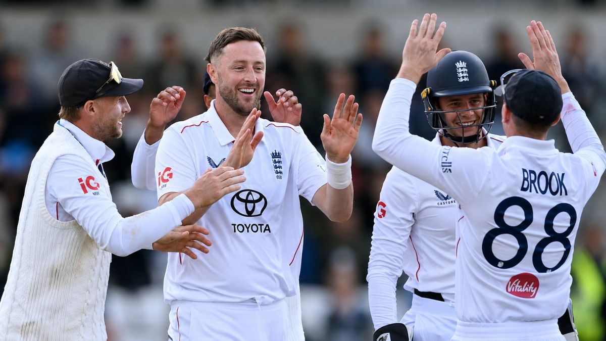 Ollie Robinson celebrates with England Test team (Source: X/@englandcricket)