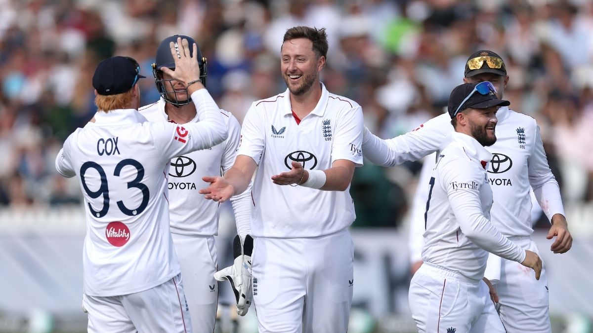 Ollie Robinson celebrates with England teammates (Source: X/@englandcricket)