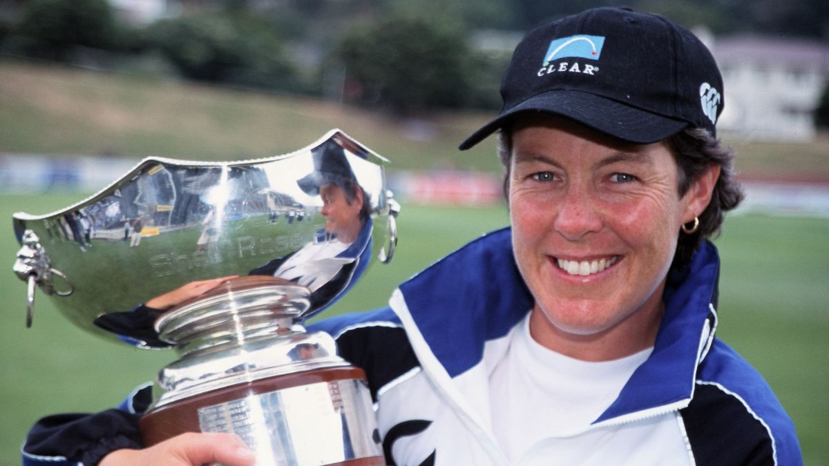 Debbie Hockley poses with the coveted Rose Bowl Trophy (Source: X/@WHITE_FERNS)