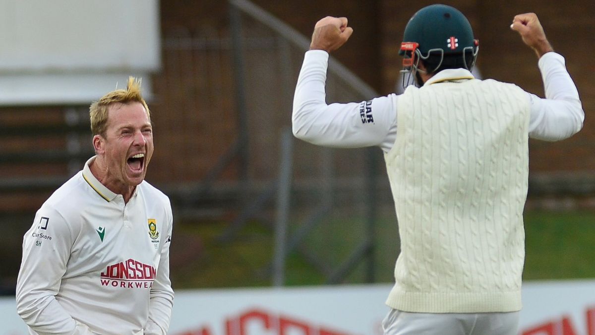 Simon Harmer celebrates a wicket with his South African teammate