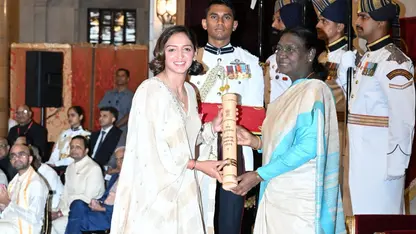 Harmanpreet Kaur with President Droupadi Murmu (Source: X/@rashtrapatibhvn)