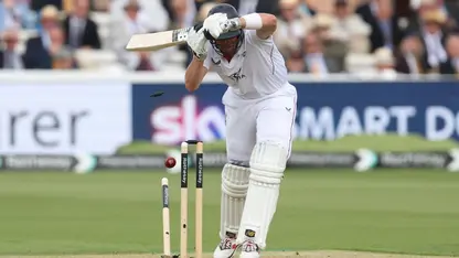 What is difference between Swing and Seam bowling?