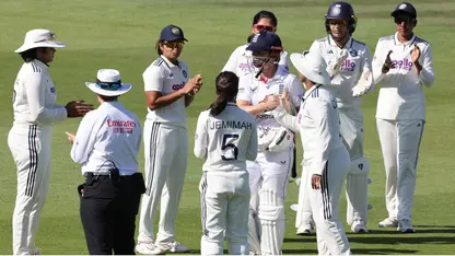 Indian players giving guard of honour to Heather Knight (Source: X/@BCCIWomen)