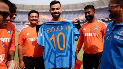 Virat Kohli with Sachin Tendulkar's jersey (Source: X/@BCCI)