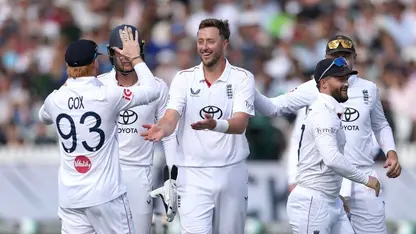 Ollie Robinson celebrates with England teammates (Source: X/@englandcricket)